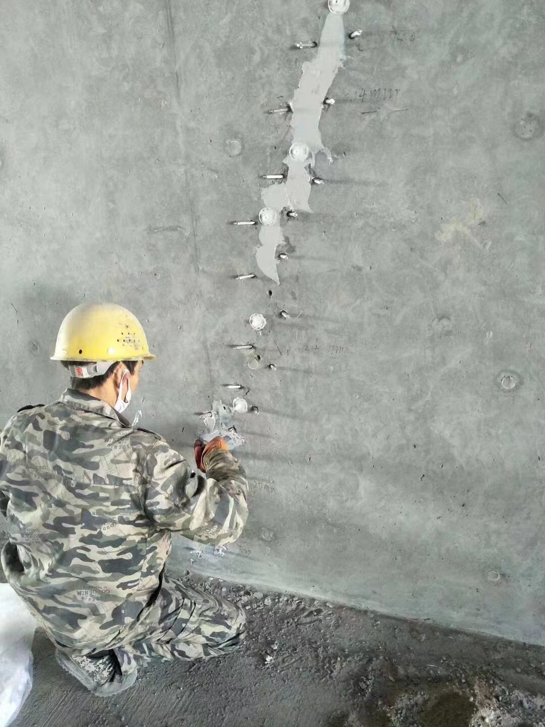 铁东混凝土楼板裂缝加固施工的方案